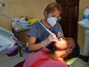 Sandra realizado una higiene dental a una paciente