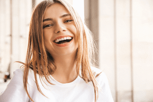 chica sonriendo con brackets linguales completamente invisibles al exterior