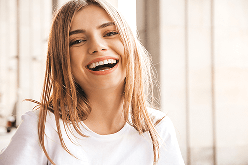 chica sonriendo con brackets linguales completamente invisibles al exterior