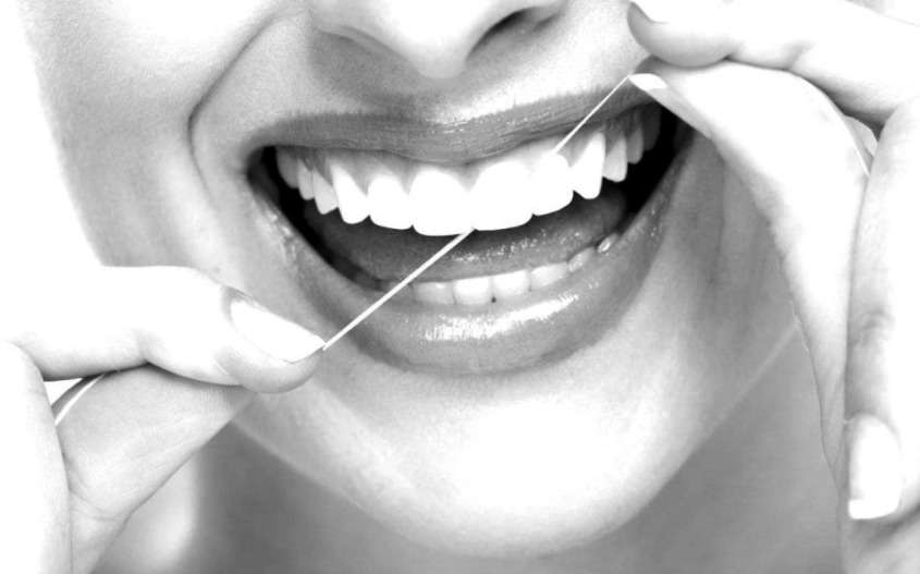 la importancia de usar el hilo de dientes diariamente
