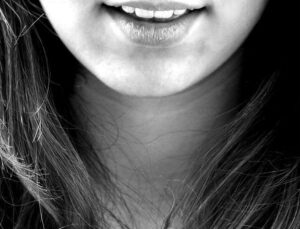mujer con un herpes labial