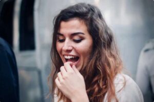 Chica con la boca seca porque sufre xerostomía