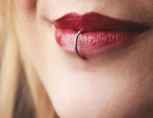 ¿Cómo afecta el piercing del labio a tu salud dental?